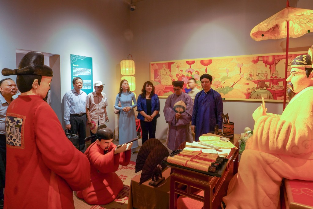 Nhân dịp này, Trung tâm Bảo tồn Di sản Thăng Long - Hà Nội tổ chức không gian trưng bày “Quạt trong đời sống”