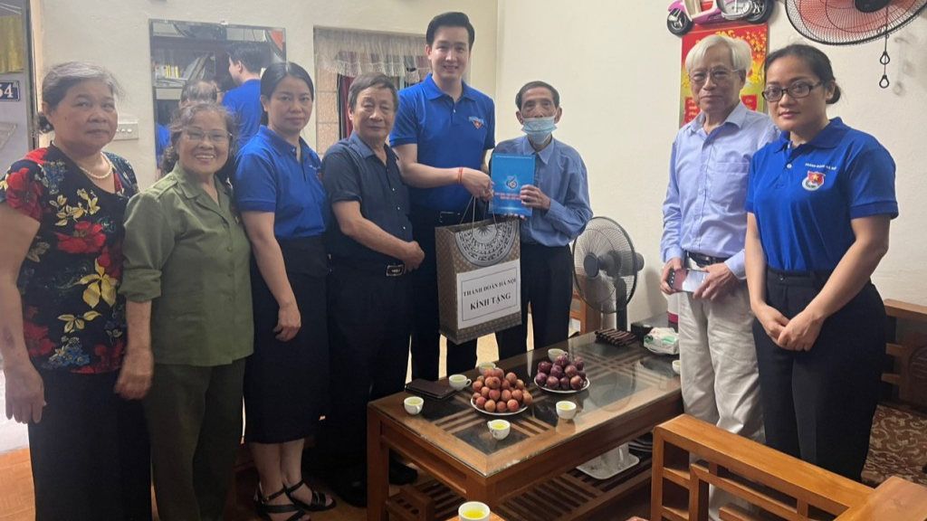 Phó Bí thư Thành đoàn, Chủ tịch Hội đồng Đội thành phố Hà Nội Đào Đức Việt cùng đoàn công tác thăm, tặng quà cựu TNXP tình nguyện tháng Tám Thủ đô 