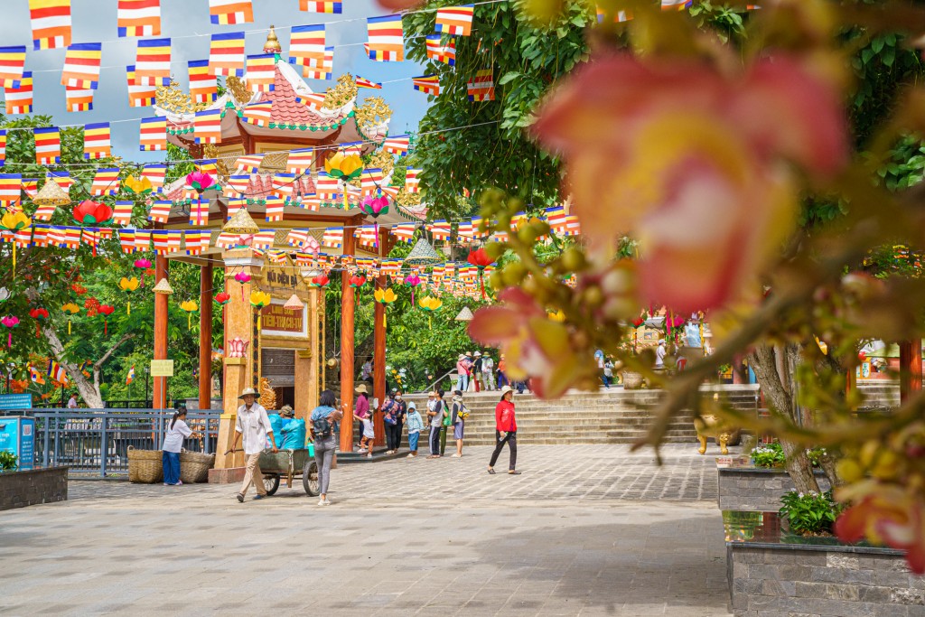 Không gian khu vực chùa Bà được trang hoàng trong Lễ Vía Bà Linh Sơn Thánh Mẫu