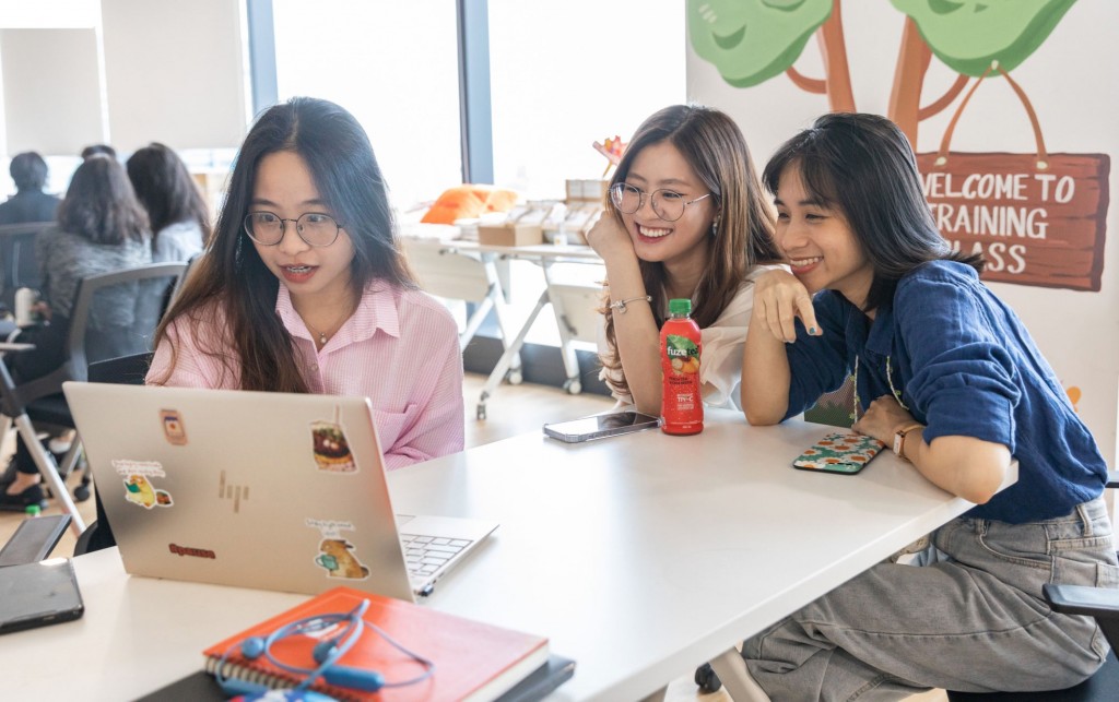 Khi Gen Z vừa là "lính mới", vừa là nhân viên nhỏ tuổi nhất...