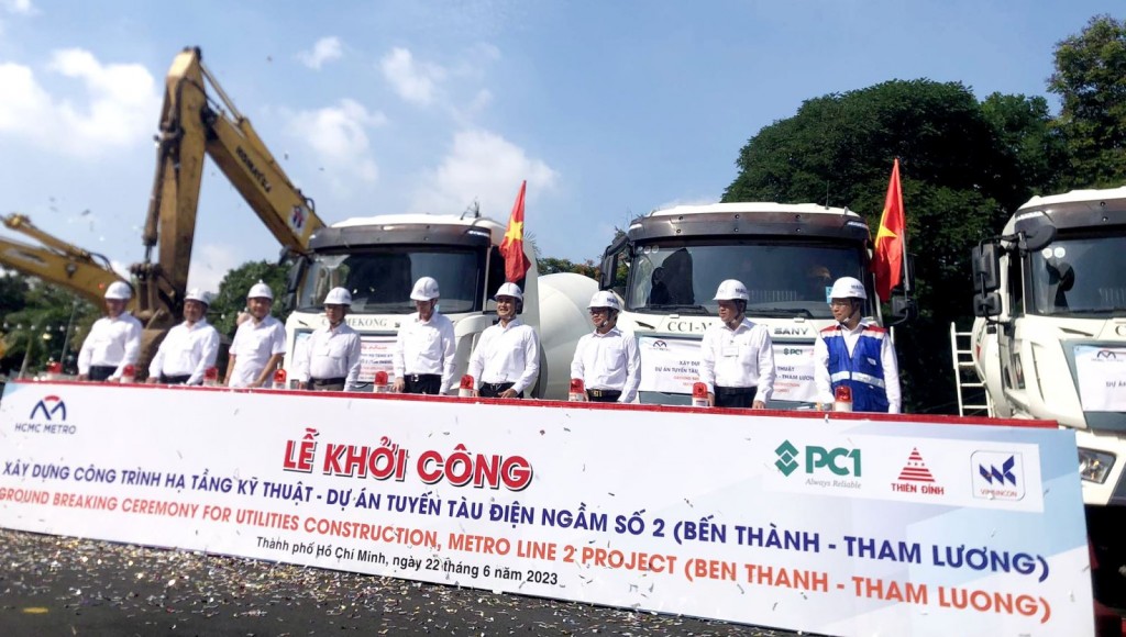 Các đại biểu thực hiện nghi thức khởi công