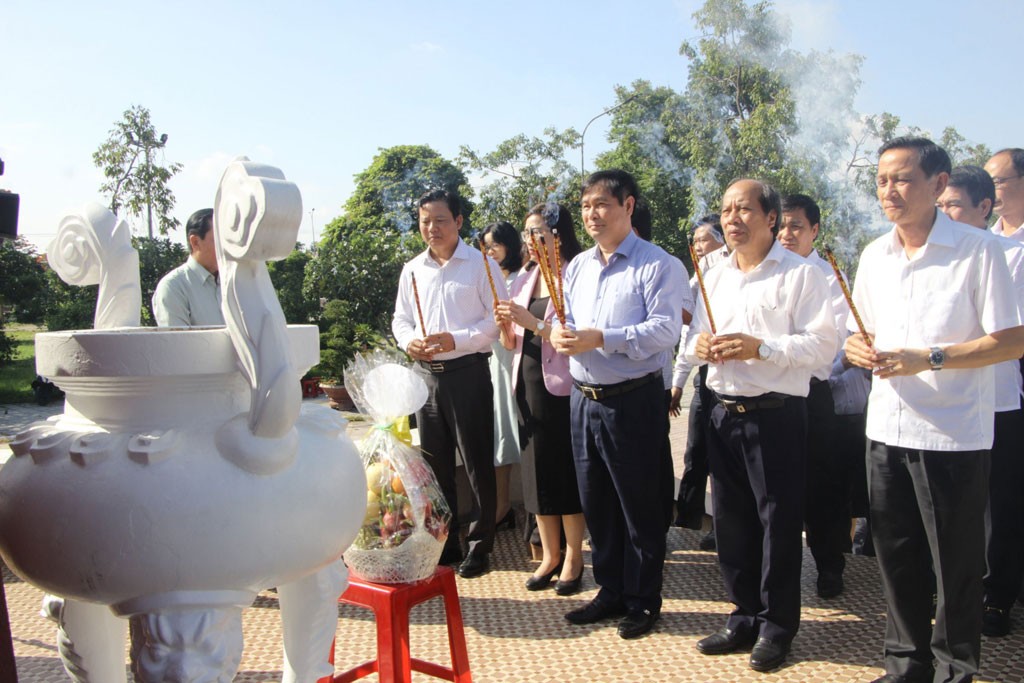 Đoàn thắp nhang tưởng niệm tại Khu Di tích Lịch sử Ngã tư Đức Hòa