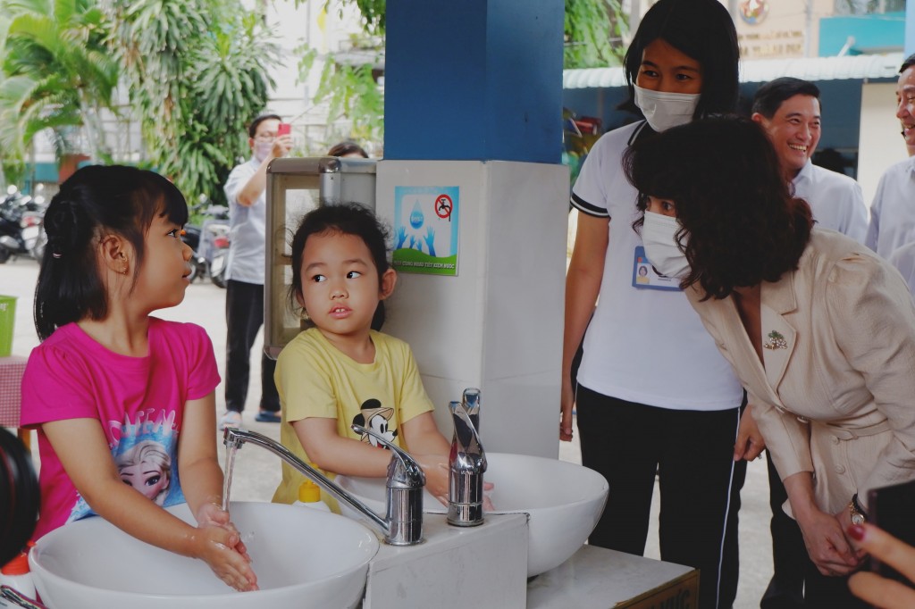 Trước các phòng học đều được bố trí bồn rửa tay vừa tầm với của trẻ với đầy đủ xà phòng, tạo thuận tiện cho việc rửa tay của các em học sinh.  