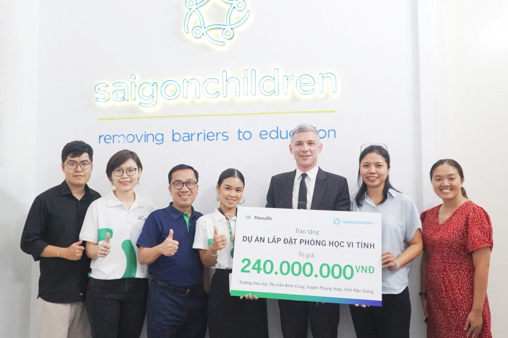 Tổ chức Saigon Children’s Charity thay mặt trường tiểu học Kính Cùng tiếp nhận khoản đóng góp từ đại diện Manulife Việt Nam