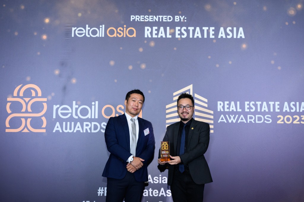 Đại diện PNJ (bên phải) nhận giải thưởng Retail Asia Awards cho hạng mục “MarketingInitiative of the Year 2023”. Ảnh: Quốc Bảo