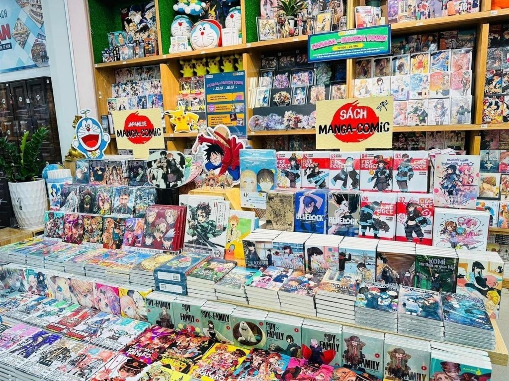 Rất nhiều các đầu sách Manga được trưng bày bắt mắt trên khắp hệ thống Nhà sách FAHASA