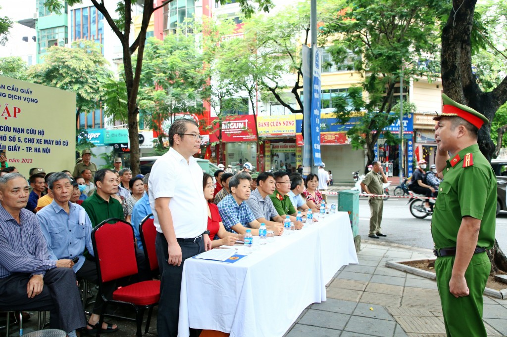 Trưởng Công an phường báo cáo Chủ tịch UBND phường Dịch Vọng để phát lệnh diễn tập