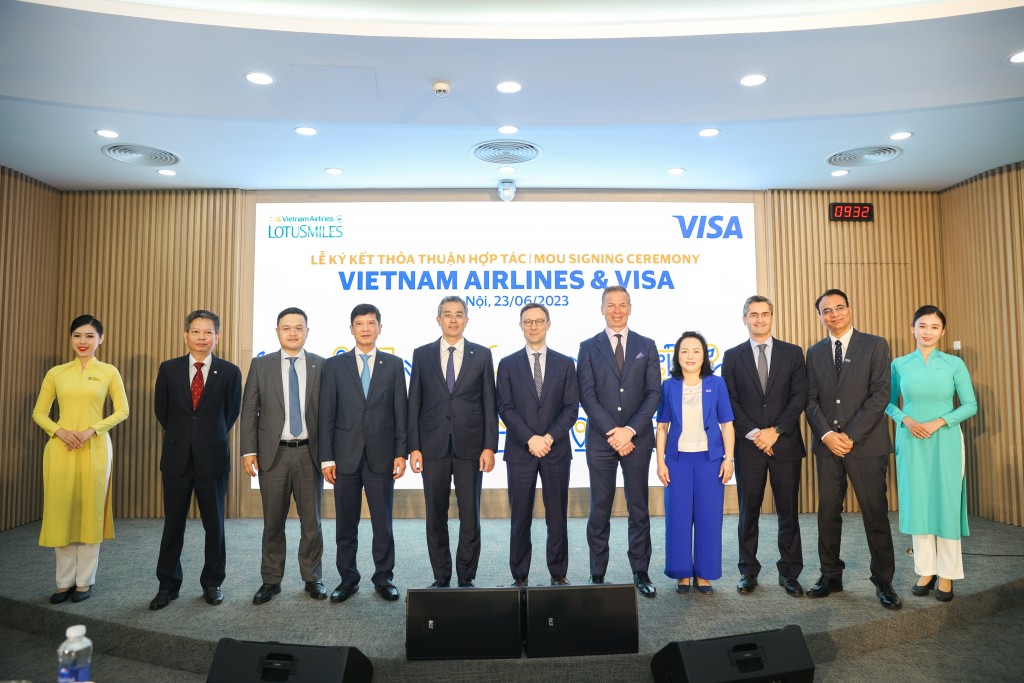 Ban lãnh đạo của Vietnam Airlines và Visa chụp hình lưu niệm buổi lễ ký kết(1)