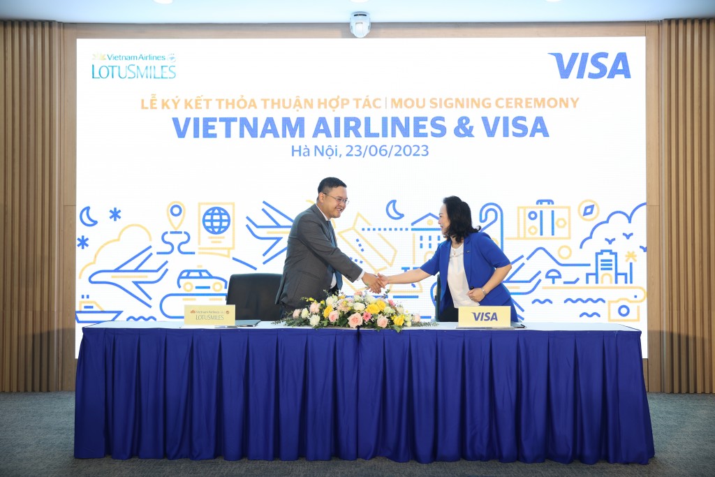 _ng Nguyễn Sỹ Thành, Giám đốc Lotusmiles, Vietnam Airlines (trái) và bà Đặng Tuyết Dung, Giám đốc Visa Việt Nam và Lào (phải) bắt tay trước khoảnh khắc ký kết