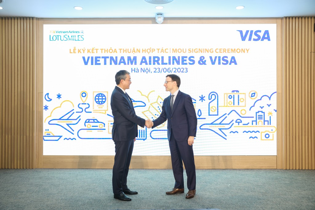 Ông Đặng Ngọc Hoà, Chủ tịch HĐQT Vietnam Airlines (trái) bắt tay Ông Oliver Jenkyn, Chủ tịch Thị trường Toàn cầu, Visa (phải)_