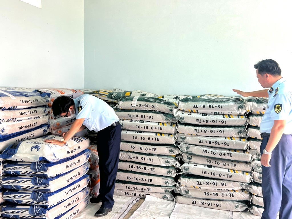 Phát hiện nhiều tấn phân bón không được công nhận lưu hành tại Việt Nam