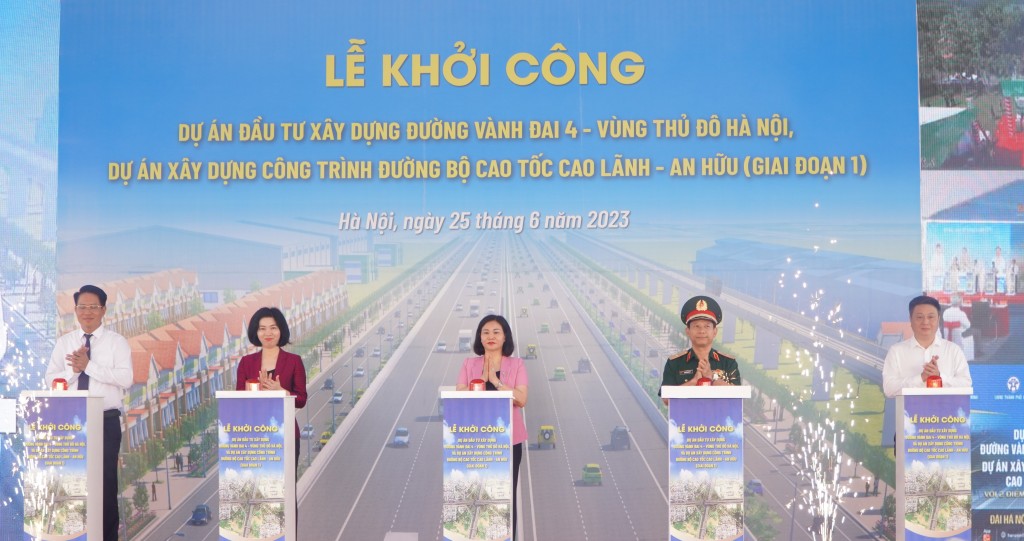 Các đại biểu thực hiện nghi thức nhấn nút khởi công dự án Đường vành đai 4 - Vùng Thủ đô Hà Nội