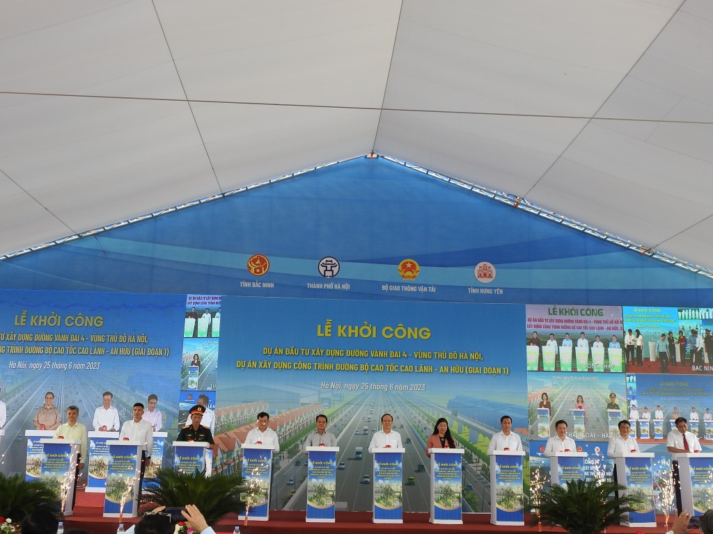 Các đại biểu nhấn nút khởi công dự án Vành đai 4 tại điểm cầu huyện Thường Tín 