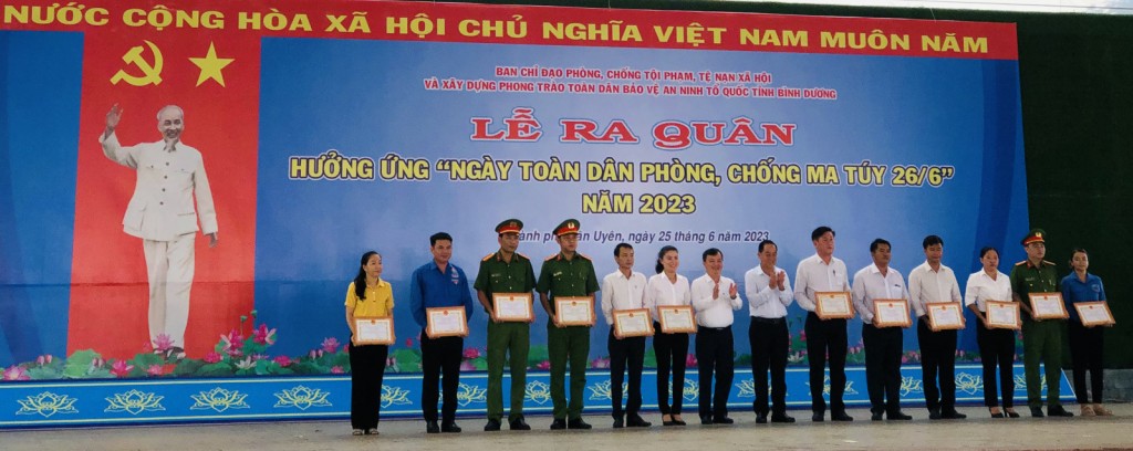 Lãnh đạo TP.Tân Uyên trao giải thưởng cho 12 đơn vị tham gia cuộc thi thiết kế hình nộm, xe hoa tuyên truyền phòng, chống ma tuý.