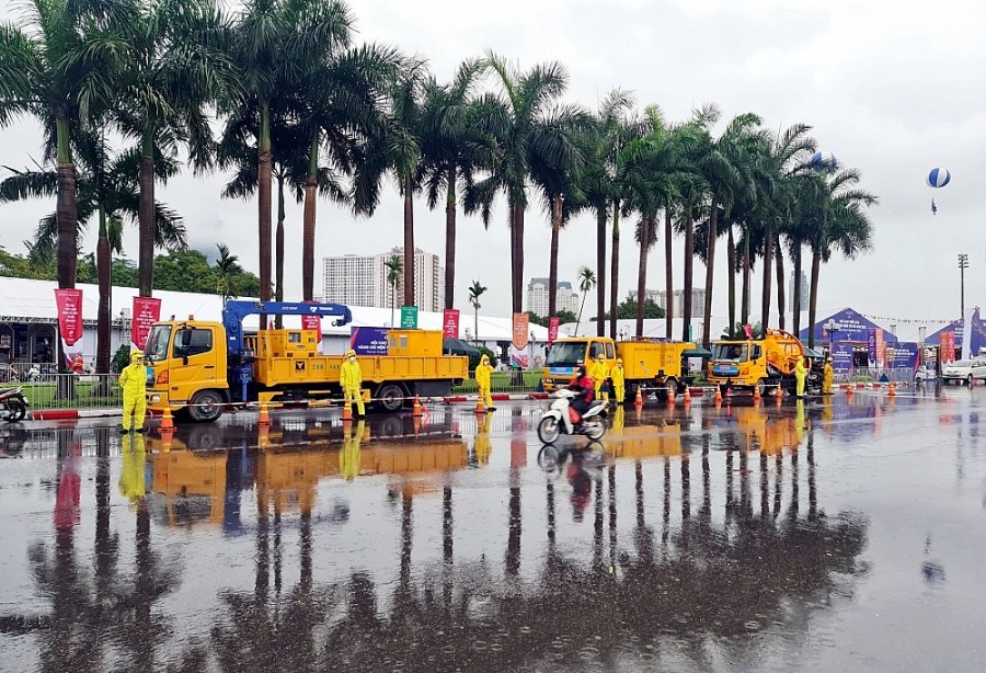 Công nhân Công ty Thoát nước Hà Nội sẵn sàng các kịch bản xử lý sự cố nhằm đưa nước nhanh nhất về nguồn tiêu