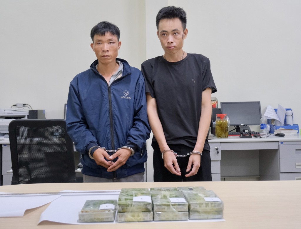 Hai đối tượng Chảo Chàn Khèn, Nguyễn Văn Thọ và số hêrôin bị bắt giữ.
