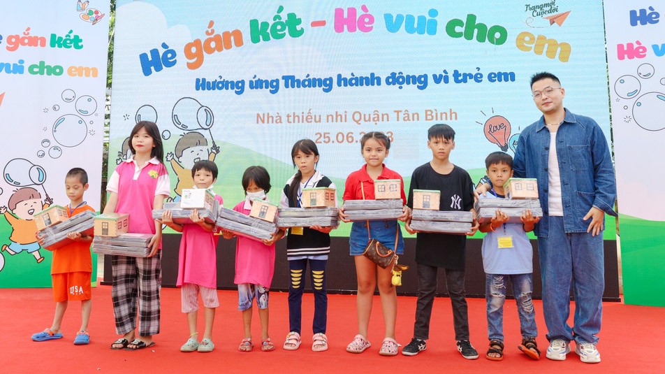 300 trẻ em các mái ấm vui hè cùng ca sĩ Phạm Hồng Phước