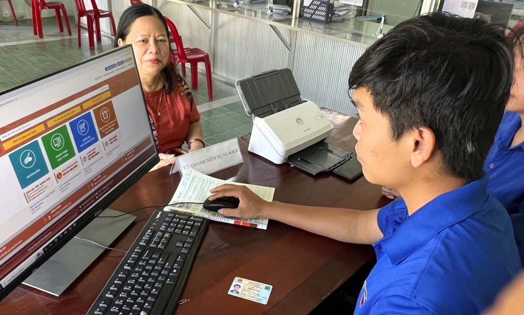 Người dân phường Vĩnh Điện (thị xã Điện Bàn, Quảng Nam) được hướng dẫn thực hiện dịch vụ công trực tuyến thay vì nộp hồ sơ giấy 