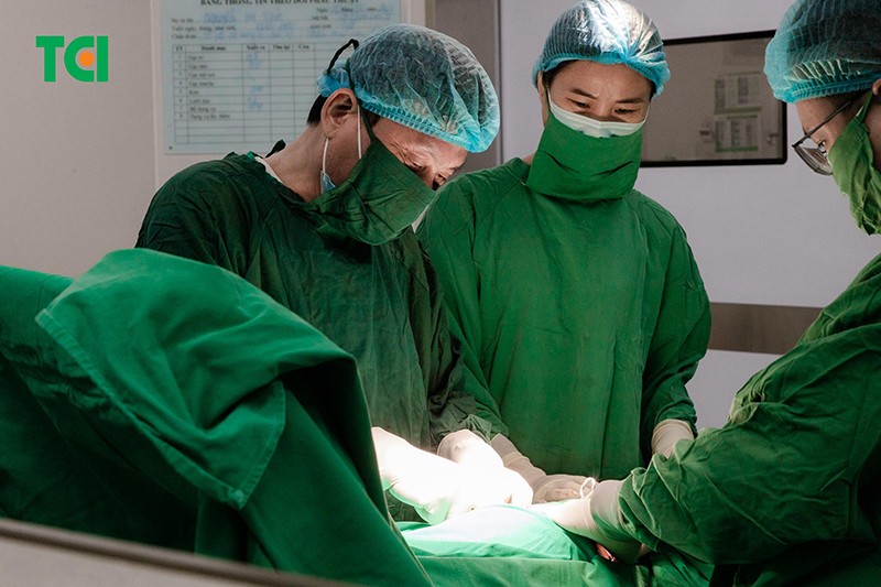 Các bác sĩ tiến hành cắt bỏ khối u xơ khủng (Ảnh TCI)