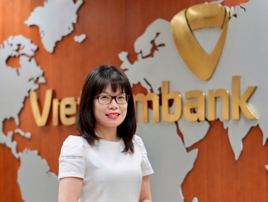 Bà Đoàn Hồng Nhung, phó giám đốc khối bán lẻ Vietcombank cho biết từ ngày 1-7, ngân hàng này điều chỉnh một số loại phí dịch vụ liên quan đến thẻ - Ảnh: VCB Bà Đoàn Hồng Nhung, phó giám đốc khối bán lẻ Vietcombank