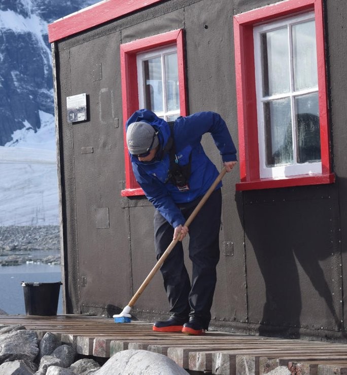 Hàng năm, Ủy ban Di sản Nam Cực của Vương quốc Anh sẽ thuê 4 nhân viên đến sống ở Port Lockroy từ tháng 11 năm trước tới tháng 3 tháng sau. Tùy vào vai trò cụ thể, mức lương có thể dao động 1.600-2.300 USD/tháng.