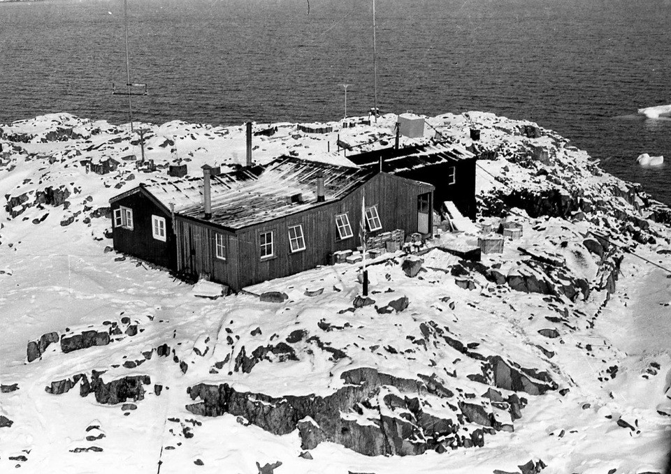 Nam Cực quanh năm đóng băng với tuyết, ngay cả trong mùa hè. Nhiệt độ trung bình của bưu điện ở Port Rockroy là từ -15°C đến 5°C. 4 nhân viên phải làm việc ngoài trời lạnh giá vài giờ mỗi ngày (Ảnh: PBS)
