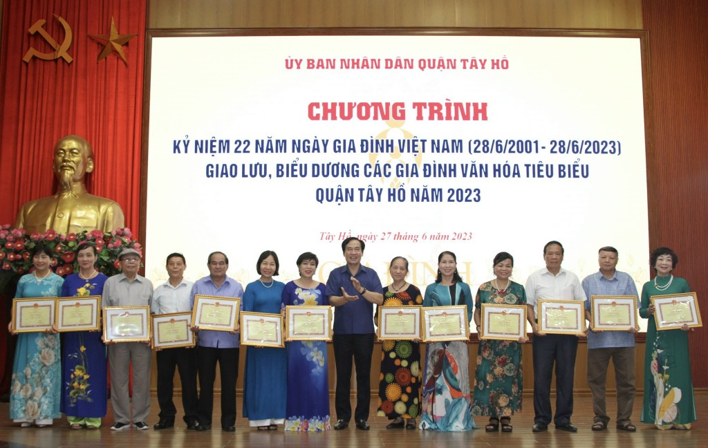 Biểu dương các gia đình văn hoá tiêu biểu quận Tây Hồ năm 2023