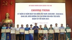 Biểu dương 64 gia đình văn hóa tiêu biểu quận Tây Hồ năm 2023