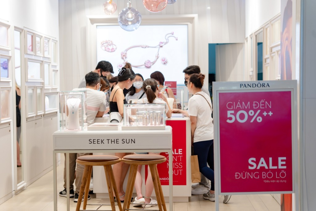 Pandora tung ưu đãi lên tới 50%++ thu hút rất đông các bạn trẻ đến gian hàng Pandora tung ưu đãi lên tới 50%++ thu hút rất đông các bạn trẻ đến gian hàng