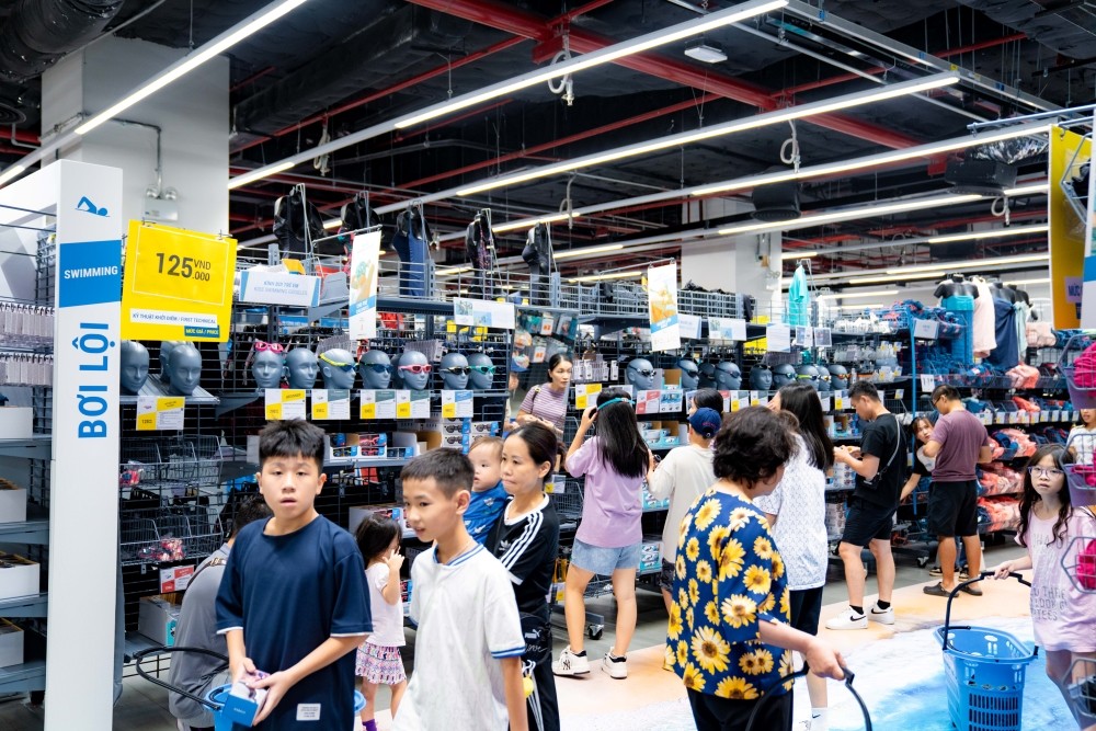 DECATHLON – Tọa độ mua sắm yêu thích của những “tín đồ” thể thao cũng giảm giá tới 50% một số sản phẩm của bộ môn bơi lội, cầu lông, bắn  cung,... cho những phút giây trải nghiệm mùa hè bất tận bên gia đình, bạn bè