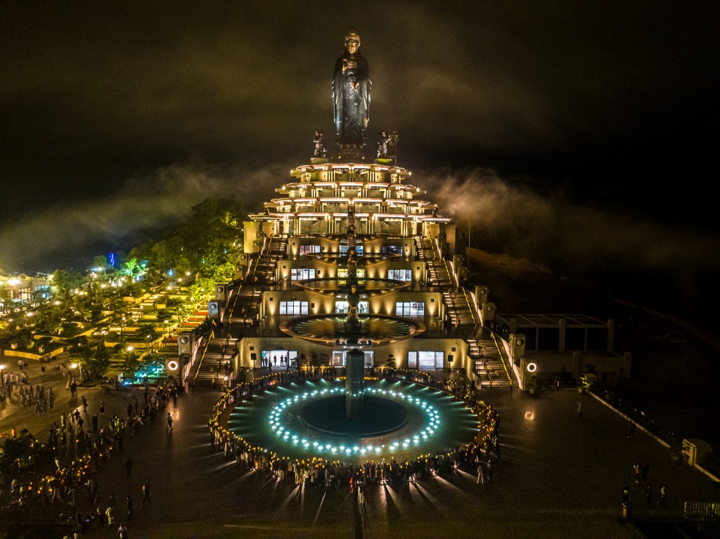 Quần thể tâm linh trên núi Bà Đen