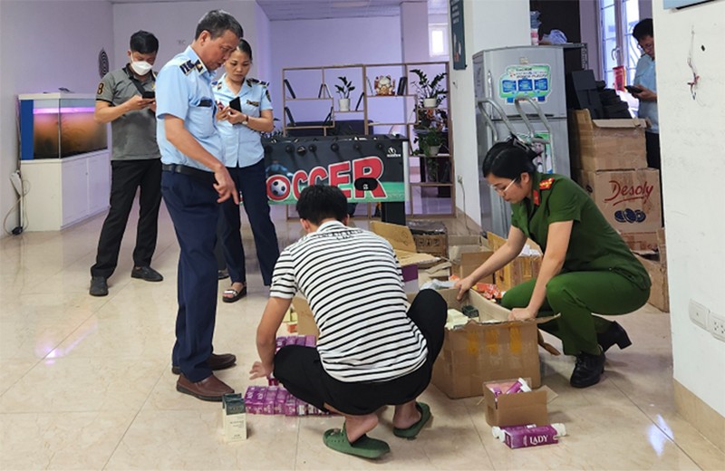 Công an quận Bắc Từ Liêm phối hợp với lực lượng quản lý thị trường Hà Nội kiểm tra, thu giữ lô hàng thực phẩm bảo vệ sức khỏe XTra Man được làm giả