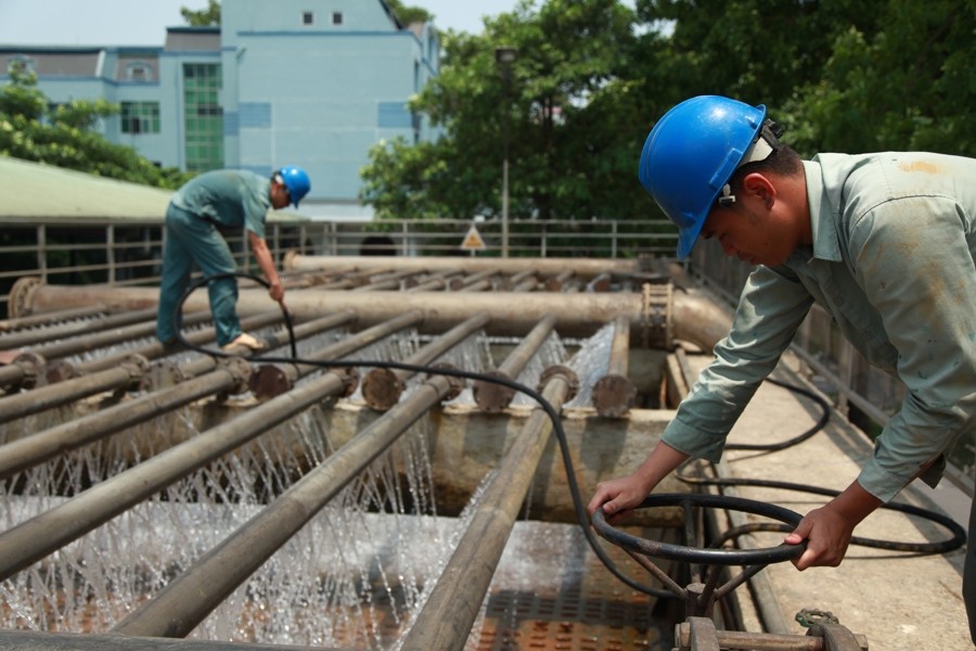 Công nhân vận hành hệ thống tại nhà máy nước Yên Phụ, Hà Nội