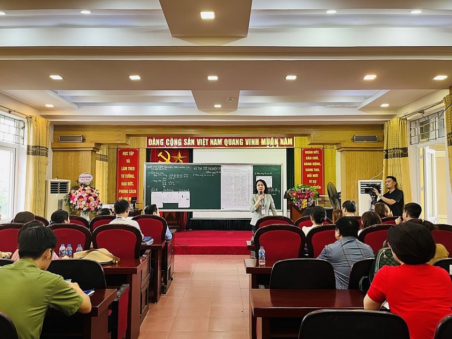 Phó Chủ tịch UBND TP Hà Nội Vũ Thu Hà trao đổi với các cán bộ làm thi tại điểm thi Trường THPT Nguyễn Trãi (huyện Thường Tín)