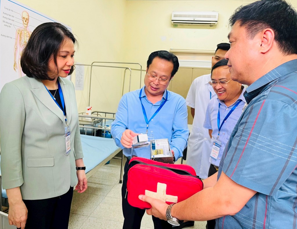 Kiểm tra phòng y tế tại điểm thi Trường THPT Nguyễn Trãi (huyện Thường Tín).