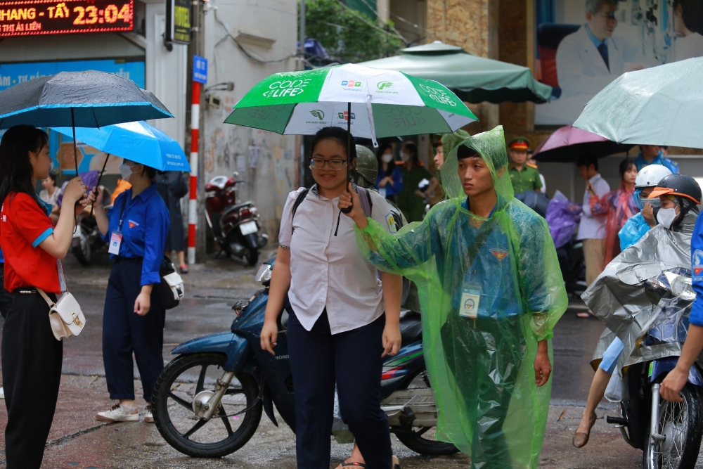 Áo xanh tình nguyện khiến mùa thi không chỉ là chuyện riêng của các sĩ tử!