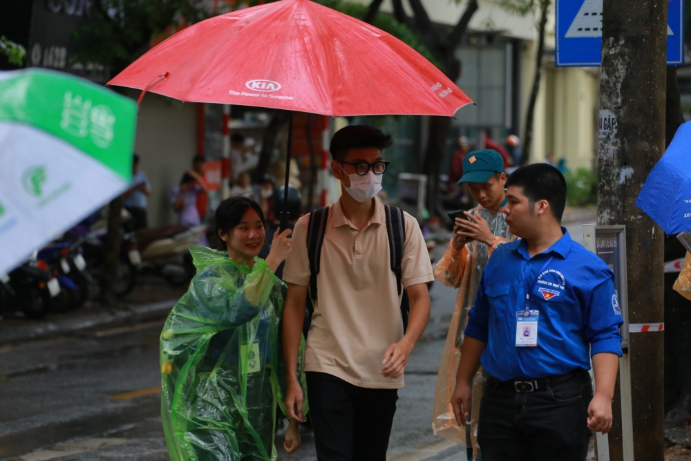 Áo xanh tình nguyện khiến mùa thi không chỉ là chuyện riêng của các sĩ tử!