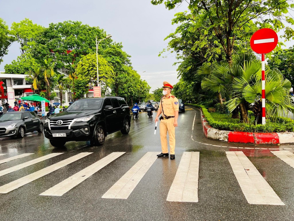 Chiến sỹ CSGT điều tiết giao thông tại điểm thi trường THPT Phan Huy Chú