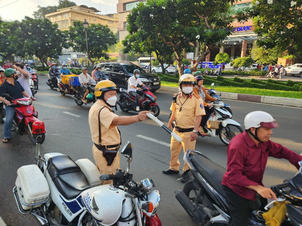 Từ sáng sớm lực lượng Cảnh sát giao thông đã có mặt trên các tuyến đường và điểm thi để điều tiết giao thông