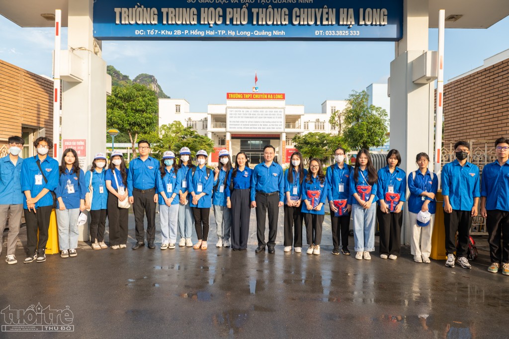 Tại điểm thi Trường THPT Chuyên Hạ Long, anh Hoàng Văn Hải, Bí thư Tỉnh đoàn Quảng Ninh đã đến thăm, tặng quà cho thí sinh và lực lượng thanh niên làm nhiệm vụ