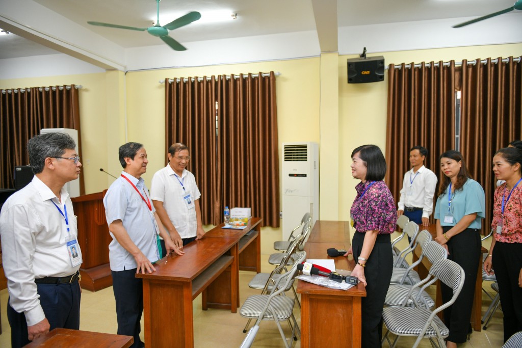 Bộ trưởng trao đổi với các thầy cô giáo đang làm nhiệm vụ tại Điểm thi Trường THPT Yên Mỹ, Hưng Yên