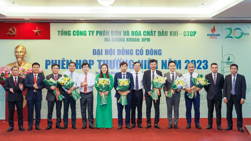 Tặng hoa chúc mừng các thành viên HĐQT và BKS trúng cử nhiệm kỳ mới và tri ân các thành viên HĐQT và BKS thôi nhiệm vụ