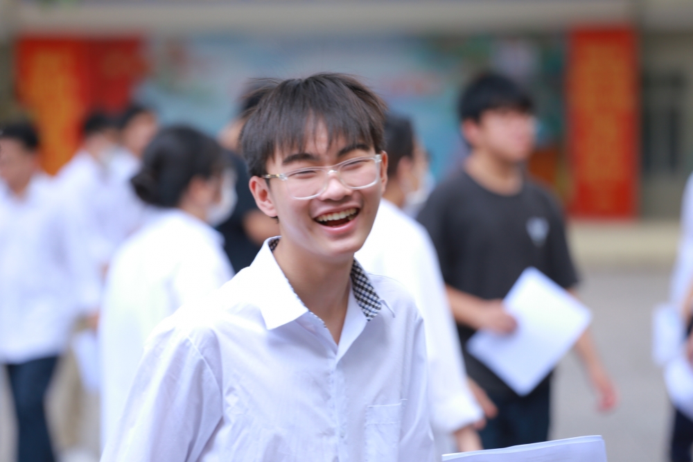 Hà Nội: Thí sinh cười tươi, rạng rỡ sau khi kết thúc môn thi đầu tiên