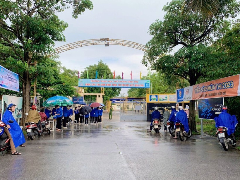 Các thí sinh dự thi tại điểm thi Trường THPT Minh Phú, huyện Sóc Sơn