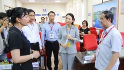 Bộ trưởng Bộ Giáo dục và Đào tạo kiểm tra tổ chức thi tại Quảng Ninh