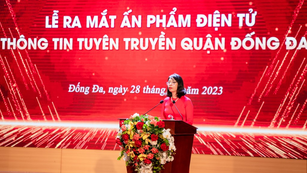 Trưởng ban Tuyên giáo Quận ủy Đống Đa Đinh Thị Lan Hương báo cáo tóm tắt quá trình ra mắt ấn phẩm điện tử Thông tin tuyên truyền quận Đống Đa