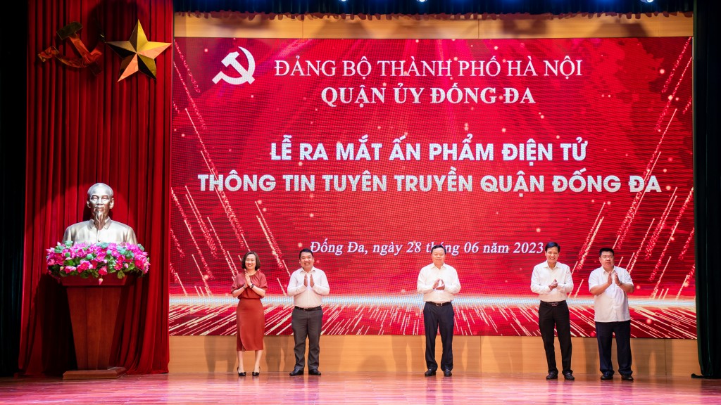 Lãnh đạo Ban Tuyên giáo Thành uỷ và quận Đống Đa ấn nút ra mắt ấn phẩm