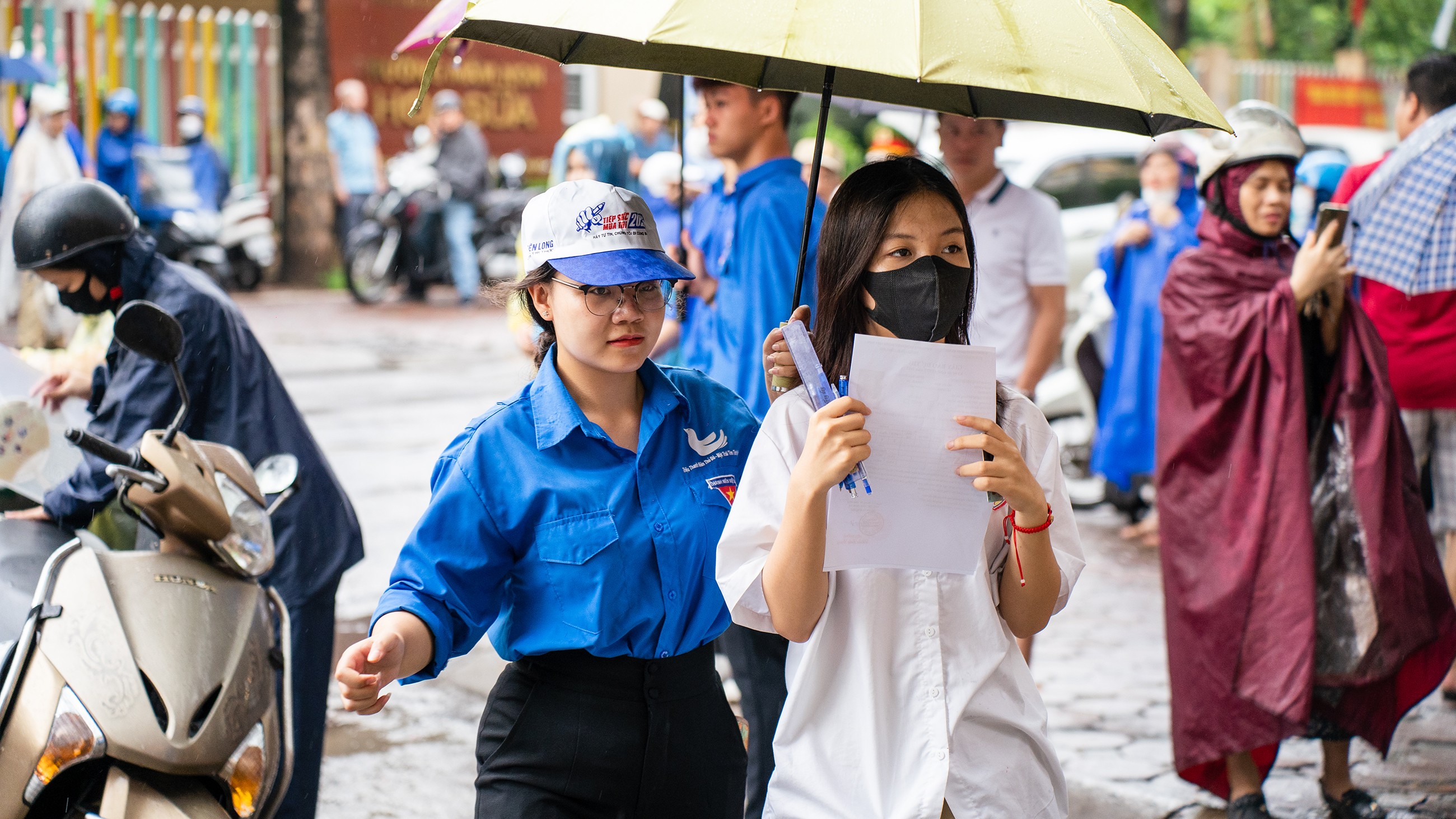 Những "bóng hồng" tình nguyện viên tiếp sức mùa thi