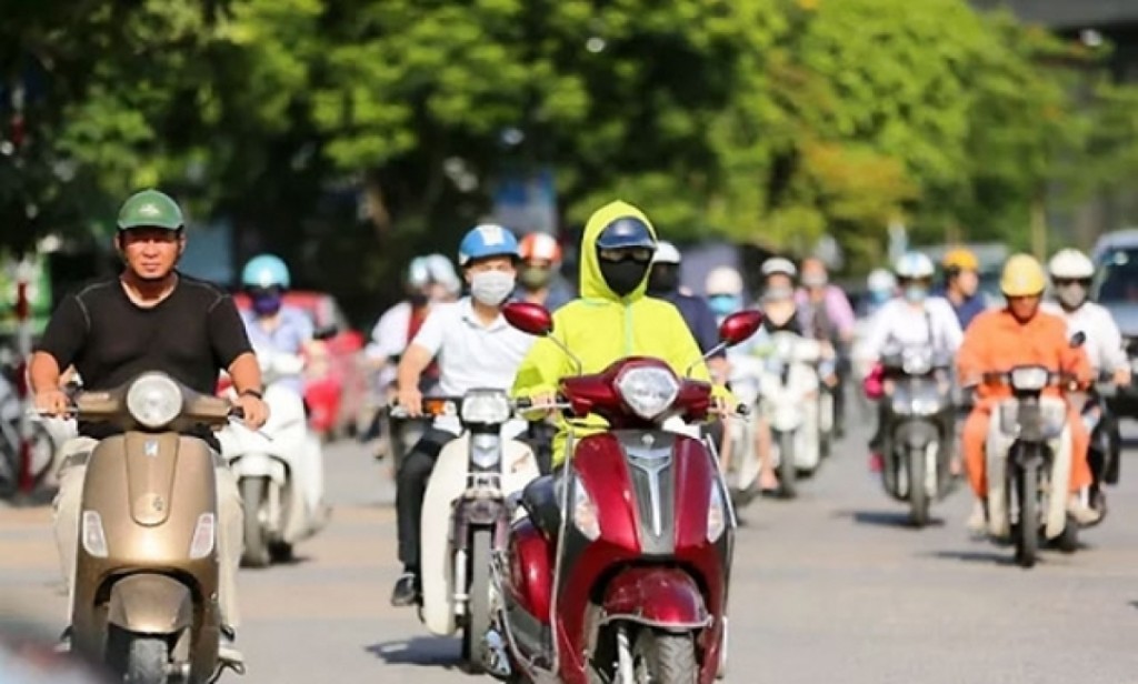 Hà Nội ngày nắng nóng, chiều tối và đêm có mưa rào và dông