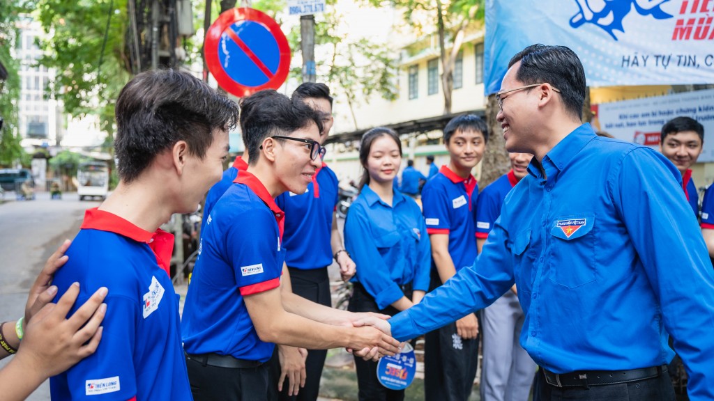 Những lời hỏi thăm ân cần hay cái bắt tay là nguồn cổ vũ to lớn cho lực lượng thanh niên tình nguyện